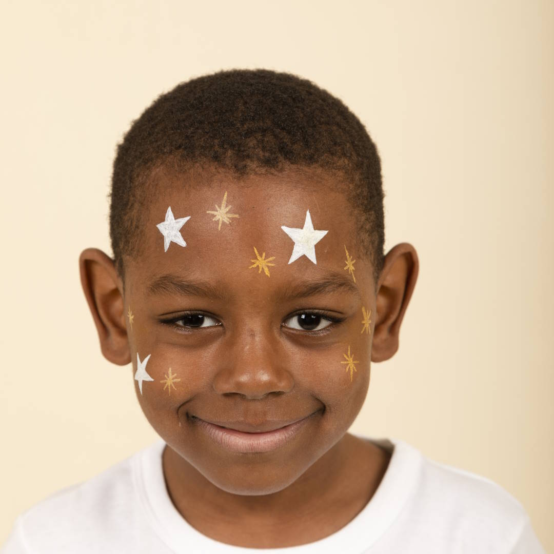 maquillage carnaval enfant avec étoiles étape 2